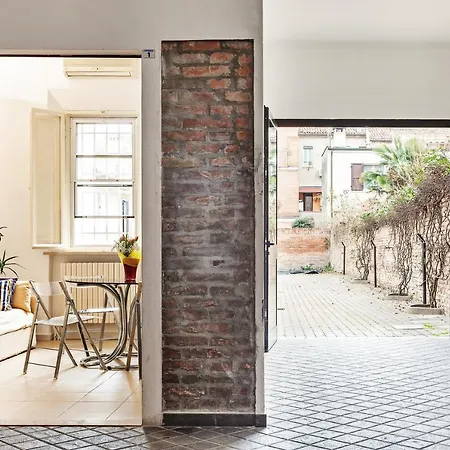 Guesthost - Palazzo Dei Diamanti