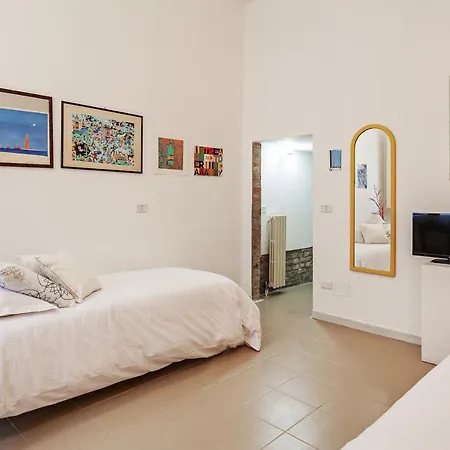 Guesthost - Palazzo Dei Diamanti شقة
