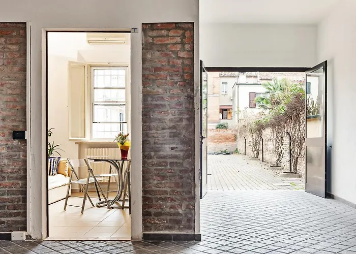 Guesthost - Palazzo Dei Diamanti